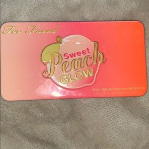 Too faced sweet peach glow